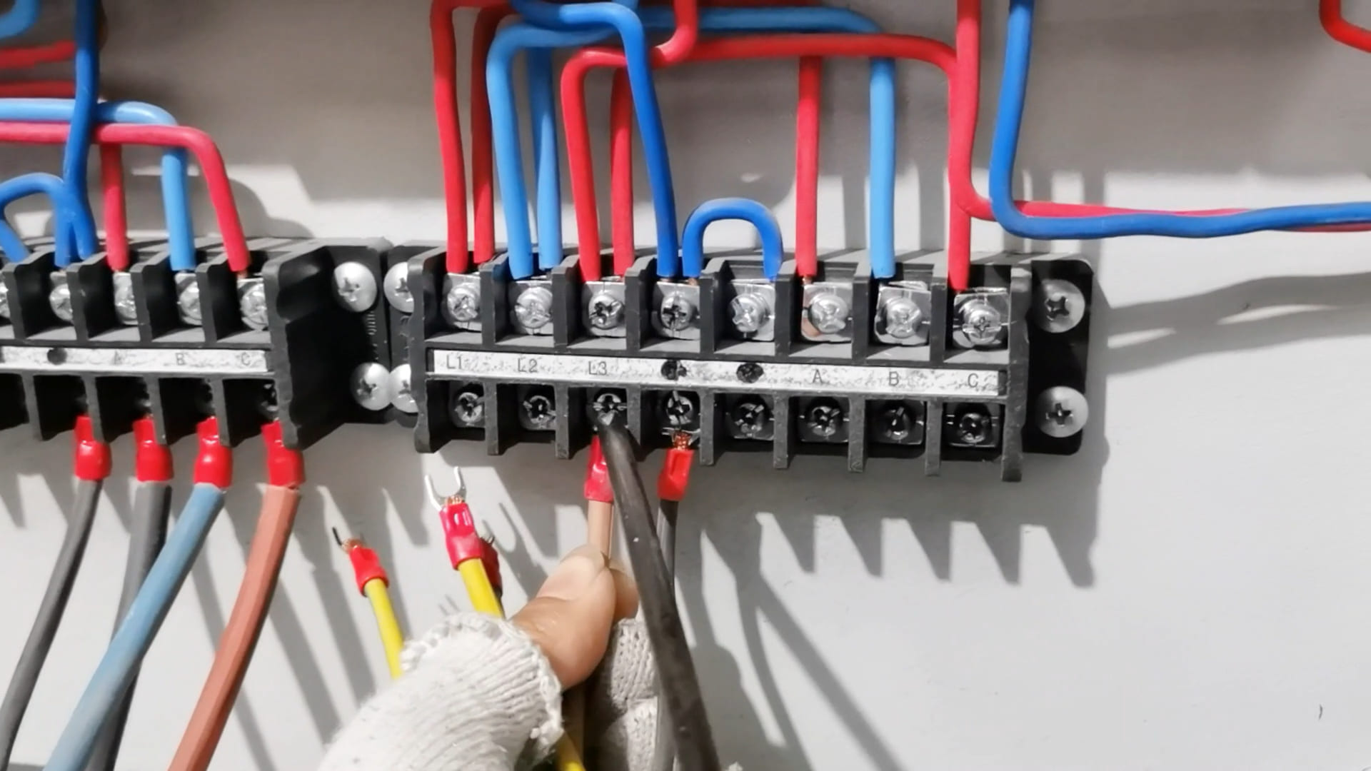 How to make the industrial dehumidifier wire connection