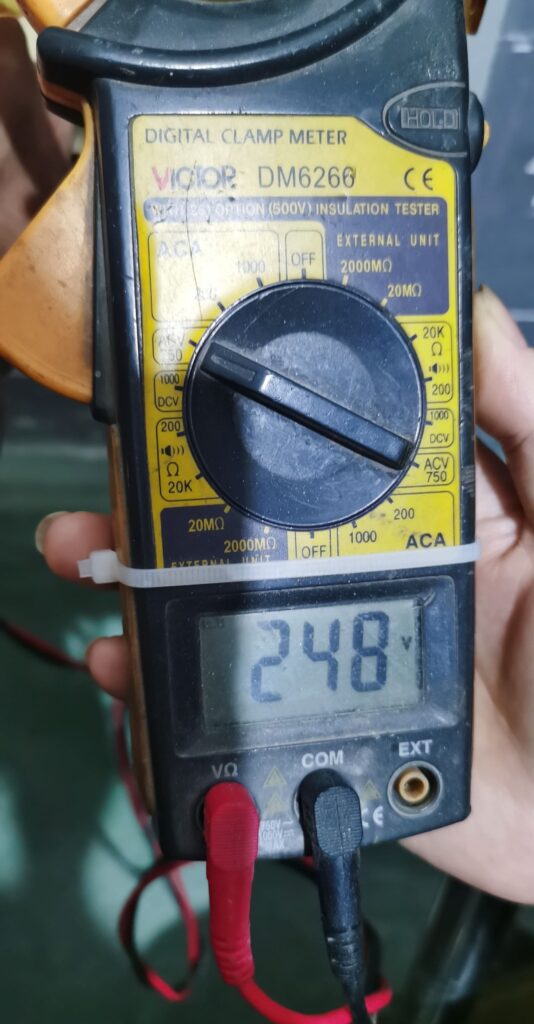 The multimeter displays the value